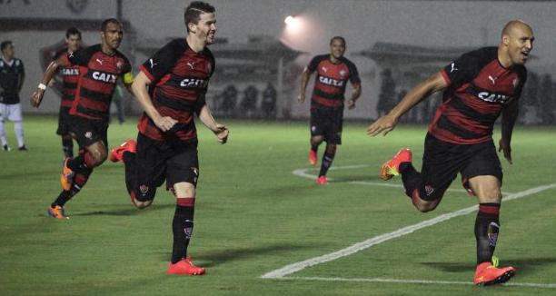 Edno, ex-Ponte Preta, marcou os dois gols do vitória no primeiro tempo. O time baiano sofreu o empate em dois minutos.