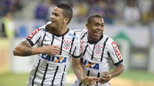 Luciano celebra seu gol e fala em união no Corinthians
