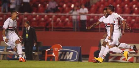 São Paulo venceu Atlético-PR com um golaço de Maycon - Foto: Carlos Chiri - saopaulo.net
