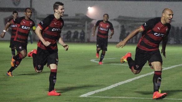 Edno comemora um de seus dois gols contra o Goiás, mas o Vitória continua na zona de degola