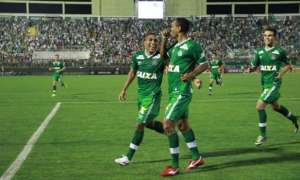 BRASILEIRO CHEVROLET: Internacional leva chocolate da Chapecoense e ainda deixa Cruzeiro tranquilo na liderança