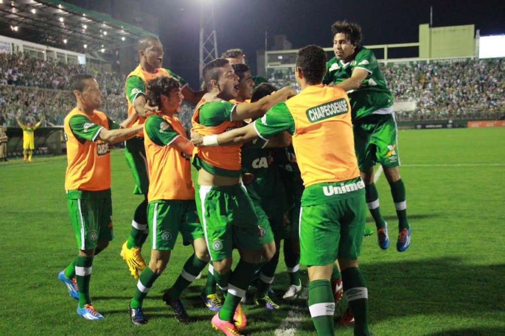 Chapecoense goleia Internacional na estreia de Nilmar