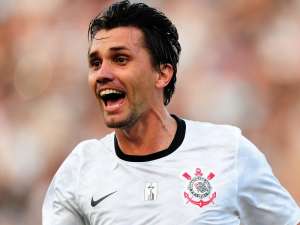 Paulo André explica que cobra prêmios do Corinthians