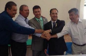 Horley Senna, no centro, entre seus pares e disposto a terceirizar o futebol do Guarani