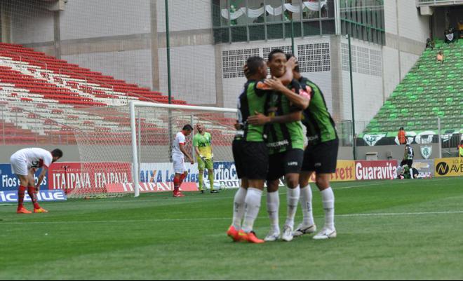 Jogadores do América comemoram um dos gols na vitória, por 3 a 1, sobre a Portuguesa - Carlos Cruz - Divulgação América-MG