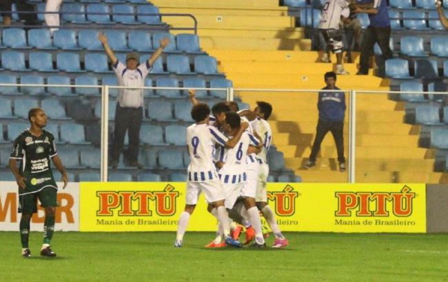 Jogadores do Avaí comemoram o gol que deu a vitória sobre o Icasa na Ressacada - Divulgação