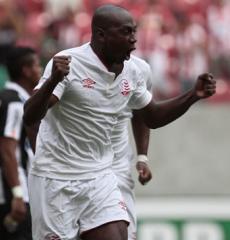 Sassá marcou os dois gols do Náutico, um deles de pênalti, em cima do ABC