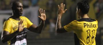 Criciúma saiu da lanterna ao bater o Santos, por 3 a 0, em Santa Catarina