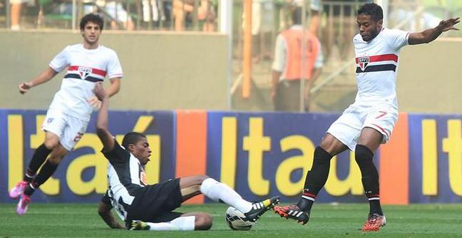 São Paulo não conseguiu segurar o Atlético Mineiro, que entrou no G4 