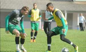 Corinthians fica a detalhes de acertar com Leandro, da Chapecoense