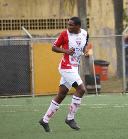 Vinícius lamenta derrota, mas diz que time está focado para o acesso 