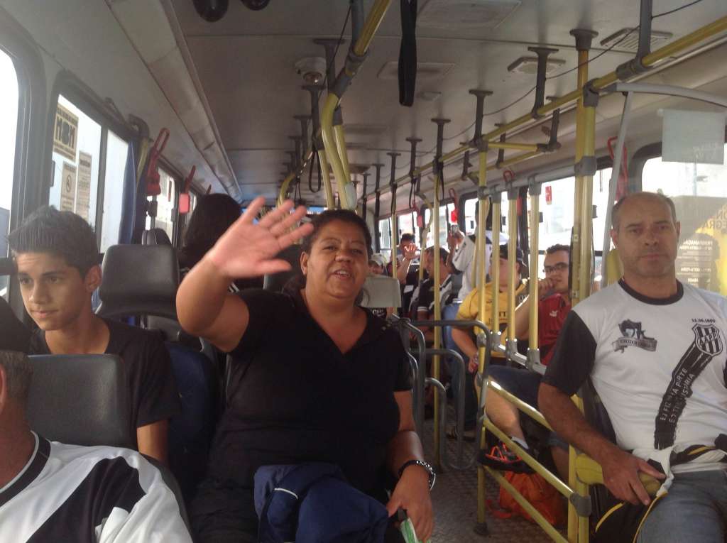 Ônibus que levaram pontepretanos para assistir a semifinal da Sul-Americana em Mogi Mirim - George Facin/ AFI
