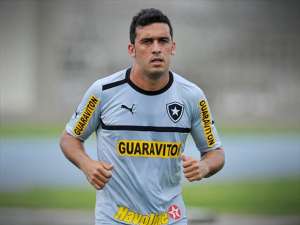 Flamengo teria acerto verbal com lateral Edílson para 2015