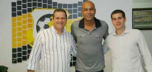 Alex Silva veste a camisa e é oficialmente apresentado no São Bernardo