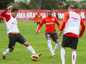 Jorge Henrique treina e fica perto de voltar ao Internacional