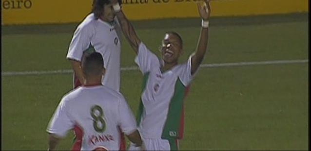 Fernando Karanga comemora seu primeiro gol na partida