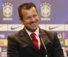 Dunga está mais alegre e bem humorado com a Imprensa, mas não deixa de ser um bronco - Foto: CBF News
