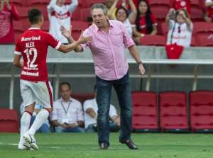 Abel Braga poupa Alex e testa Nilmar entre titulares no Internacional