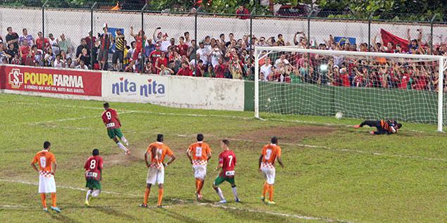Stanly marcou os dois gols da Portuguesa Santista sobre o Atibaia, um deles de pênalti - Foto: Alberto Ferreira 