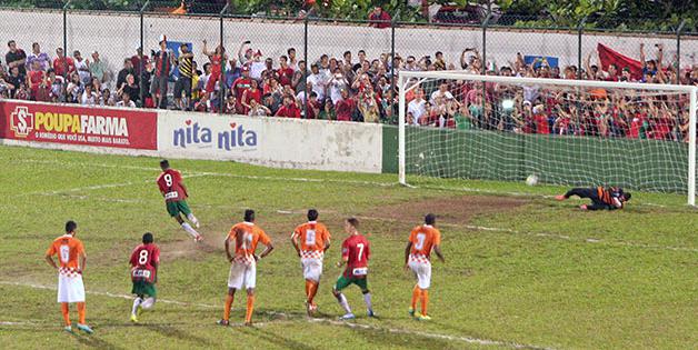 Stanly marcou os dois gols da POrtuguesa Santista, um desle numa cobrança de pênalti, em Ulrico Mursa, em Santos - Foto: Alberto Ferreira