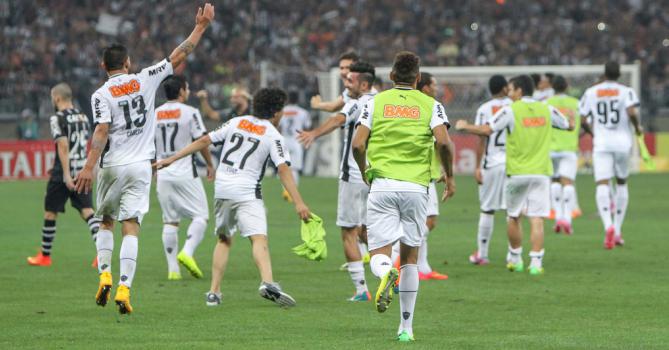 Atléticos comemoram goleada história sobre o Corinthians na Arena Independência, em Belo Horizonte