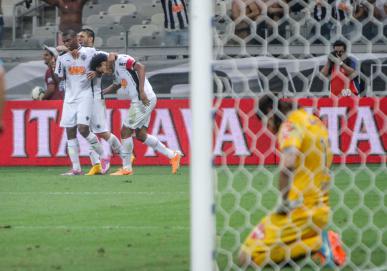 Atleticanos comemoram um dos gols do Galo e deixam Cássio de joelho pelo Corinthians