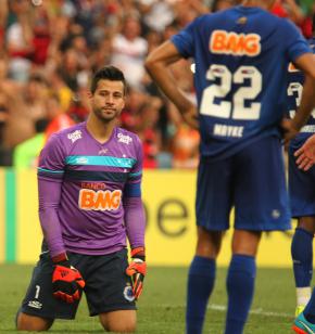 O grande goleiro Fábio, do Cruzeiro, ficou de joelhos diante de um Flamengo implacável: 3 a 0