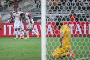 Com saguão 'vazio', Corinthians desembarca pela pista