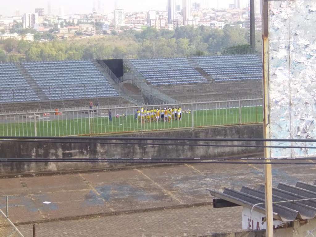 Torcedor pôde acompanhar o treino do Brasiliense somente de cima da passarela