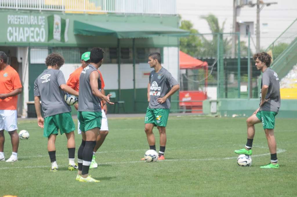 Chapecoense treinou nesta quinta de olho no Galo, próximo adversário no Brasileirão