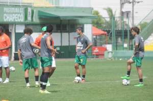 Sem Tiago Luís, Jorginho comanda treino da Chape de olho no Galo