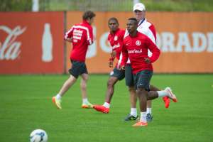 Wellington, do São Paulo, é operado e desfalca o Inter por 5 meses