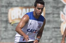 Após eliminação, Jadson reaparece no time corintiano