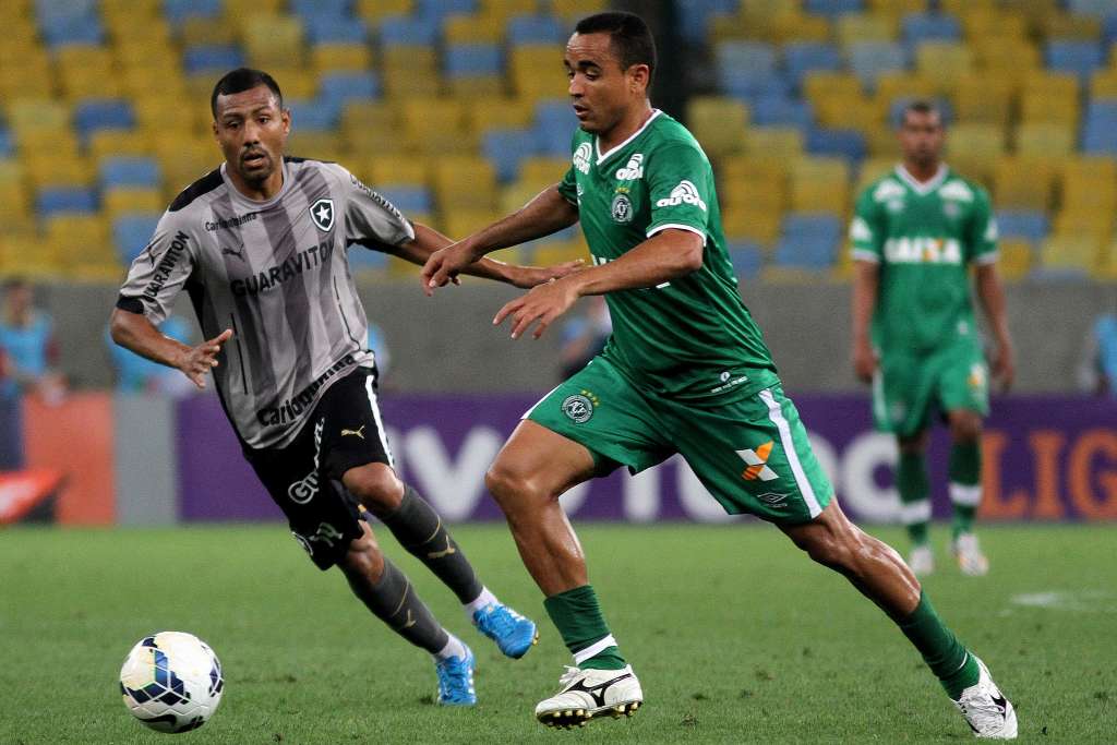 Wanderson disputa bola com Ramirez do Botafogo 