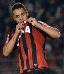 Dellatorre deve manter-se entre o time titular do Atlético-PR