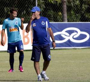 Com novidades, Cruzeiro viaja para jogo com Vitória