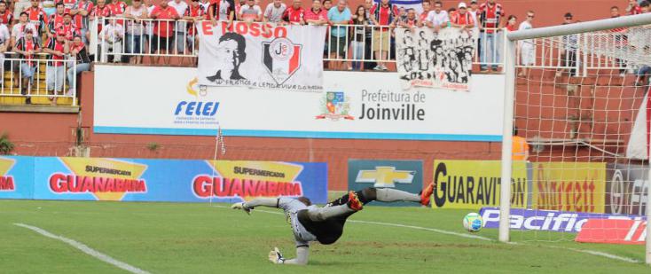 Edigar Junior bateu cruzado e venceu o goleiro Luis Carlos, do Ceará, abrindo o placar no primeiro minuto - Foto: JEC - Oficial