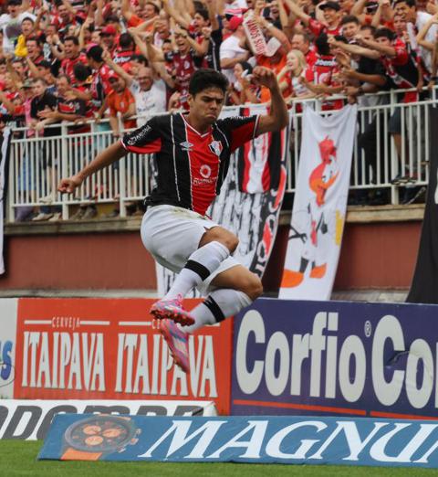 Fernando Viana comemora o segundo gol, após tentativa de aliviada de João Marcos - Foto: JEC - Oficial