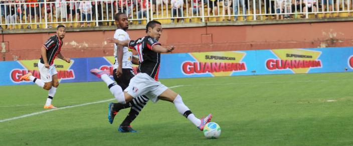 Edigar Junior chuta cruzado no primeiro minuto e abre o placar para o Joinville que fez 3 a 0 sobre o desunido Ceará - Foto: JEC - Oficial