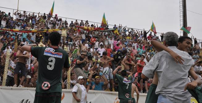 Técnico Pinho, de costas, é abraçado e muito festejado pela torcida do Barretos, de volta à Série A3 - Foto: Barretos - Oficial