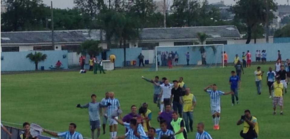 Jogadores do Londrina comemoram a classificação à Série C