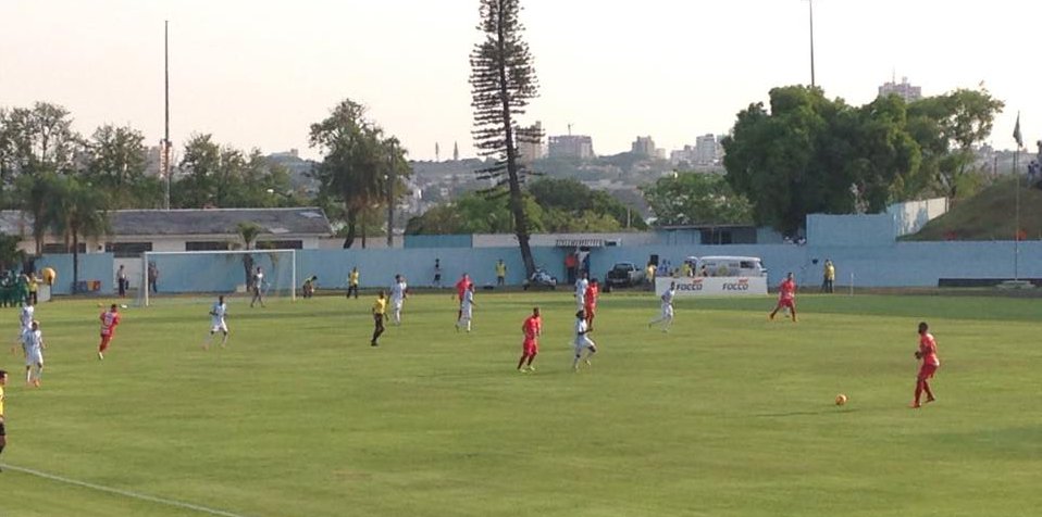 Anapolina faz um primeiro tempo melhor, mas para na marcação do Londrina