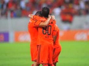 Jogadores comemoram gol pelo Sport