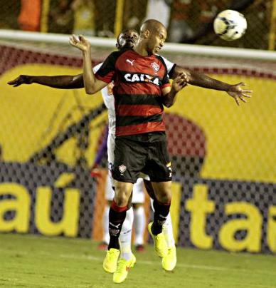 Dinei, do Vitória, foi bem marcado e só deu um chute perigoso ao gol do Cruzeiro - Foto: Vitória - Oficial