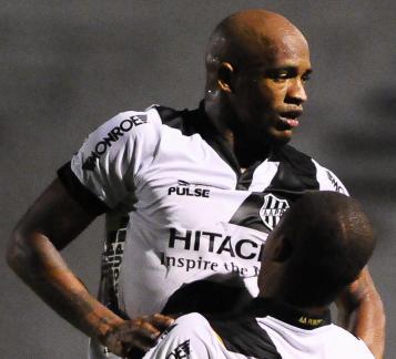 Alexandro já marcou 10 gols pela Ponte Preta, líder isolada da Série B - Foto: Rodrigo Villalba - AFI