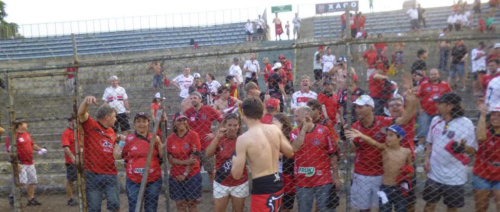 Jogadores fazem festa com torcida Xavante em pleno Serejão, em Brasília (Foto: Sérgio Porto)