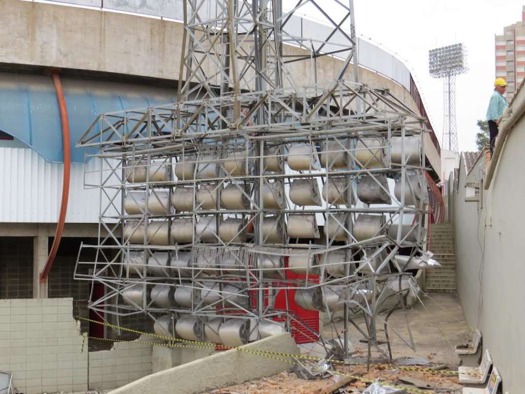 Torre de iluminação do Romildão caiu após fortes ventos no último domingo