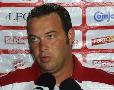 Roberto Fernandes cobra atitude do elenco do América-RN