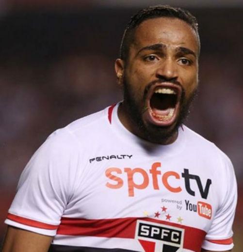 Alvaro Pereira diz que São Paulo não pode errar diante da Chapecoense
