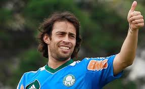 Valdivia não enfrenta o Cruzeiro para jogar clássico